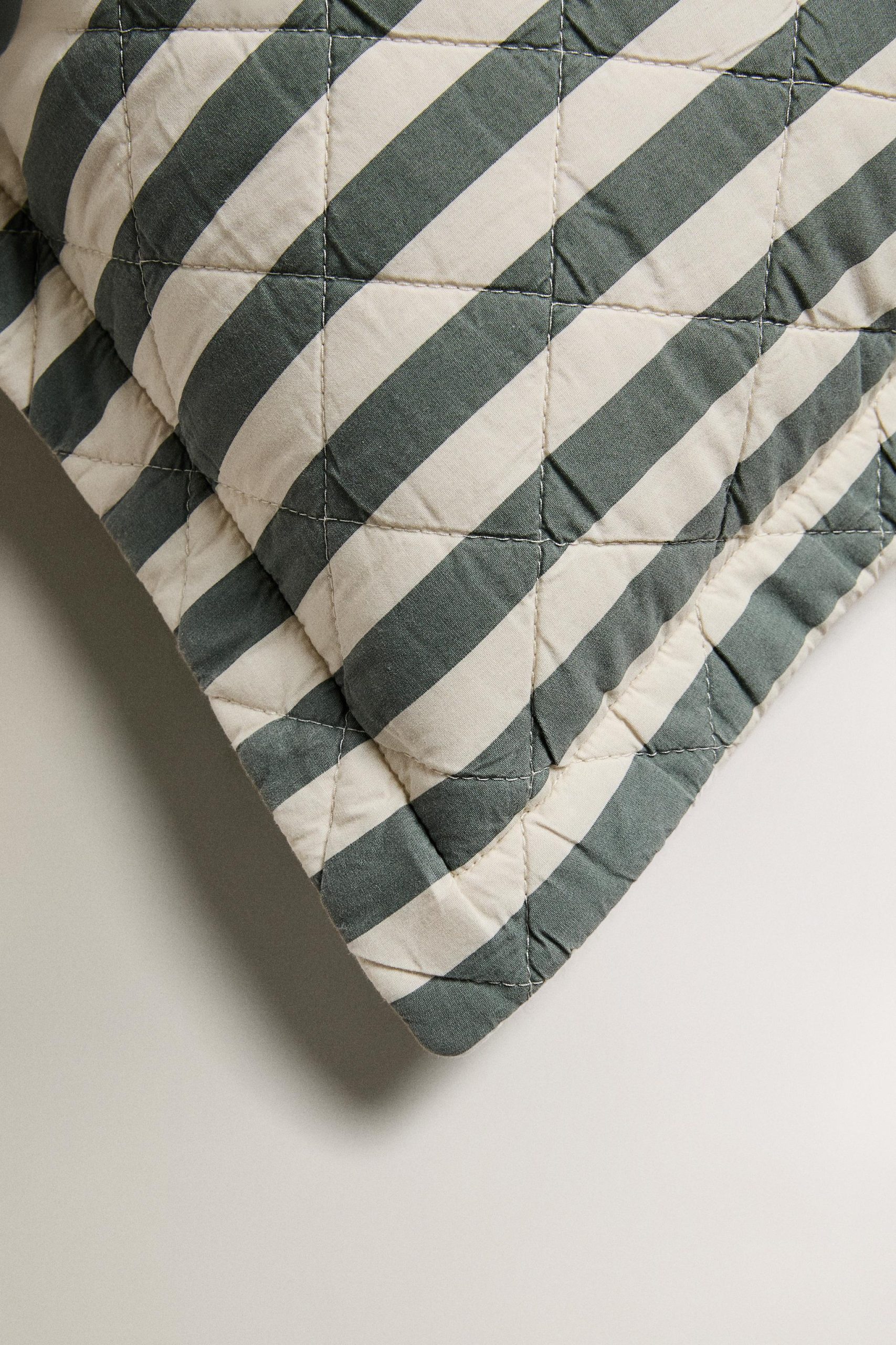 کوسن کتان طرح راهراه و لوزی از برند زارا