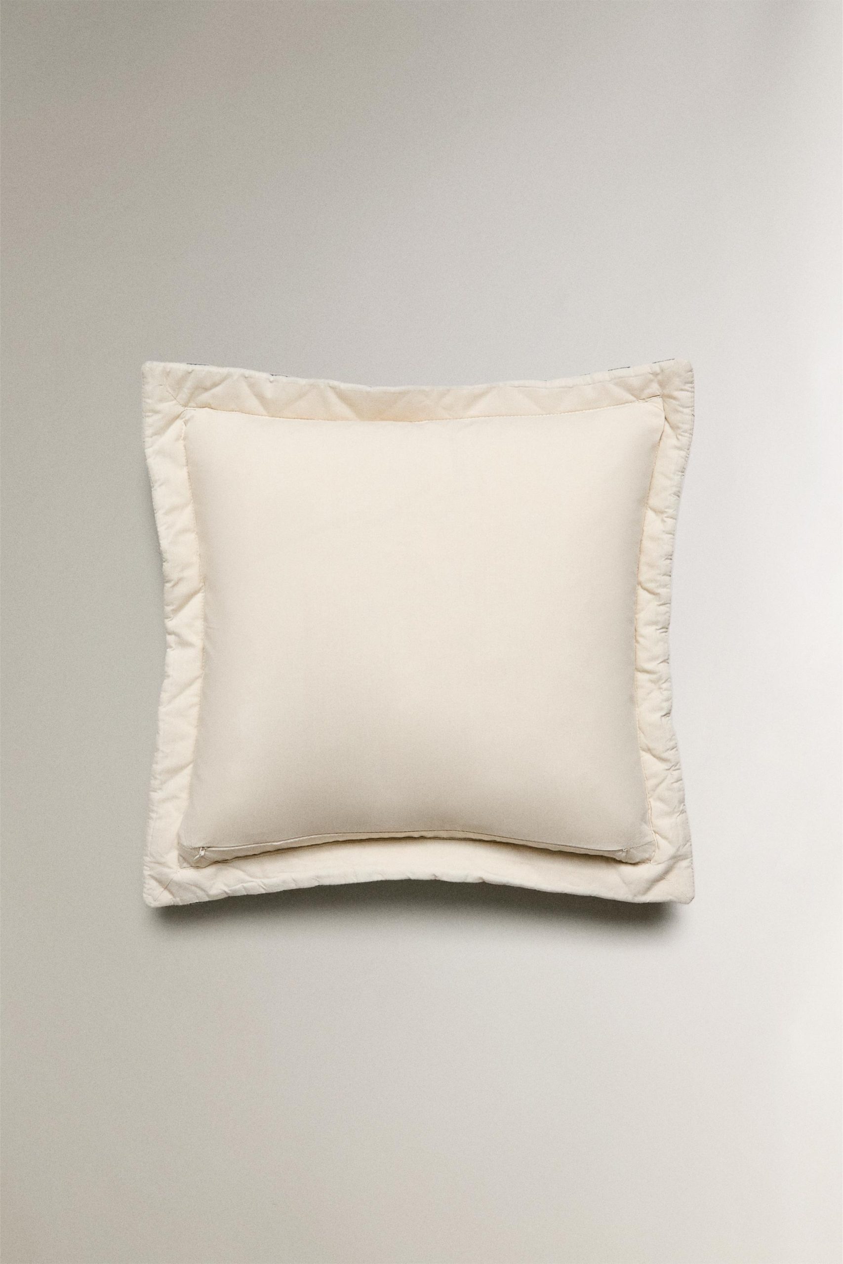 کوسن کتان طرح راهراه و لوزی از برند زارا