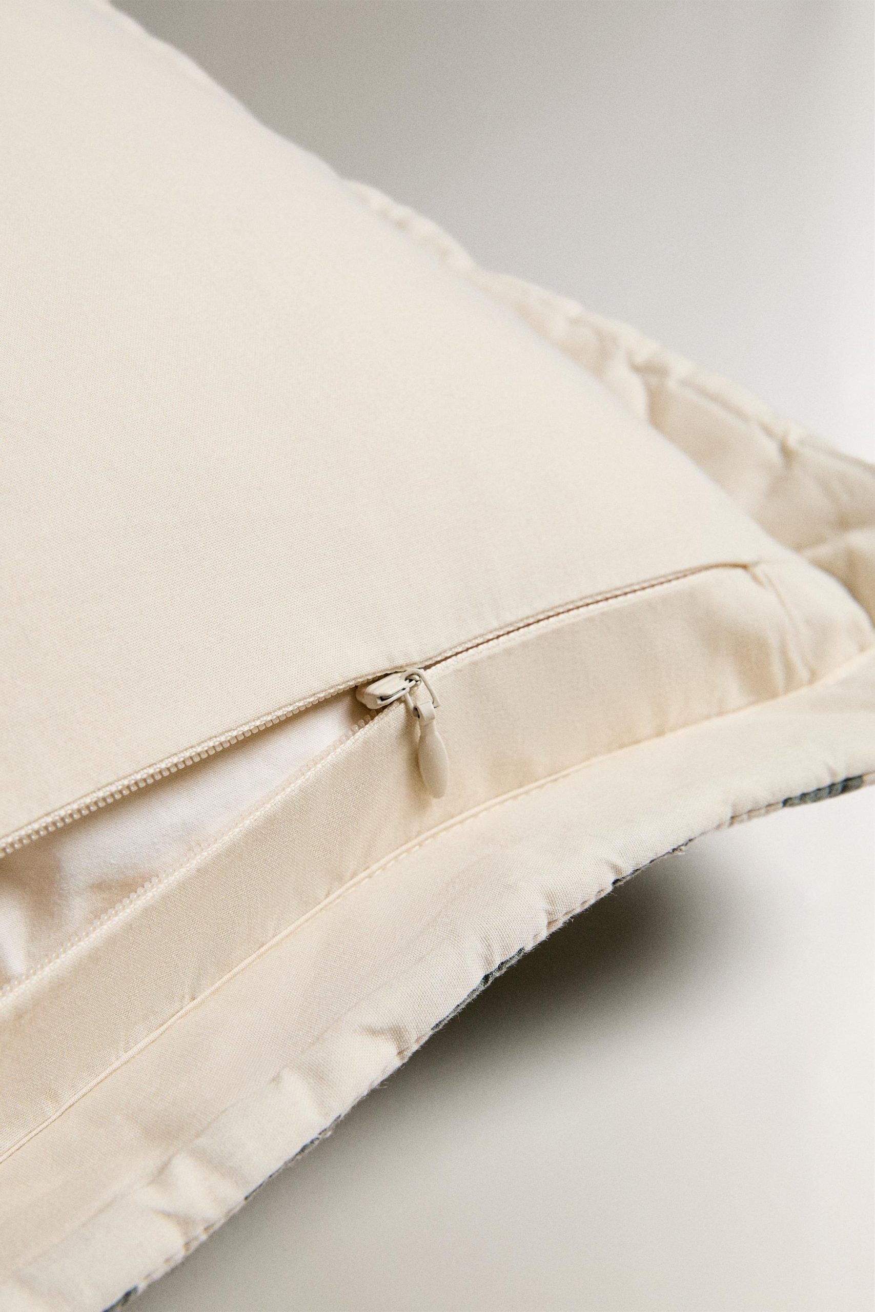 کوسن کتان طرح راهراه و لوزی از برند زارا