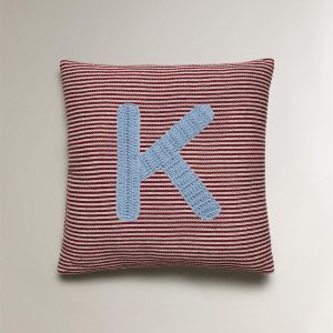 کوسن کودک با طراحی حروف K از برند زارا