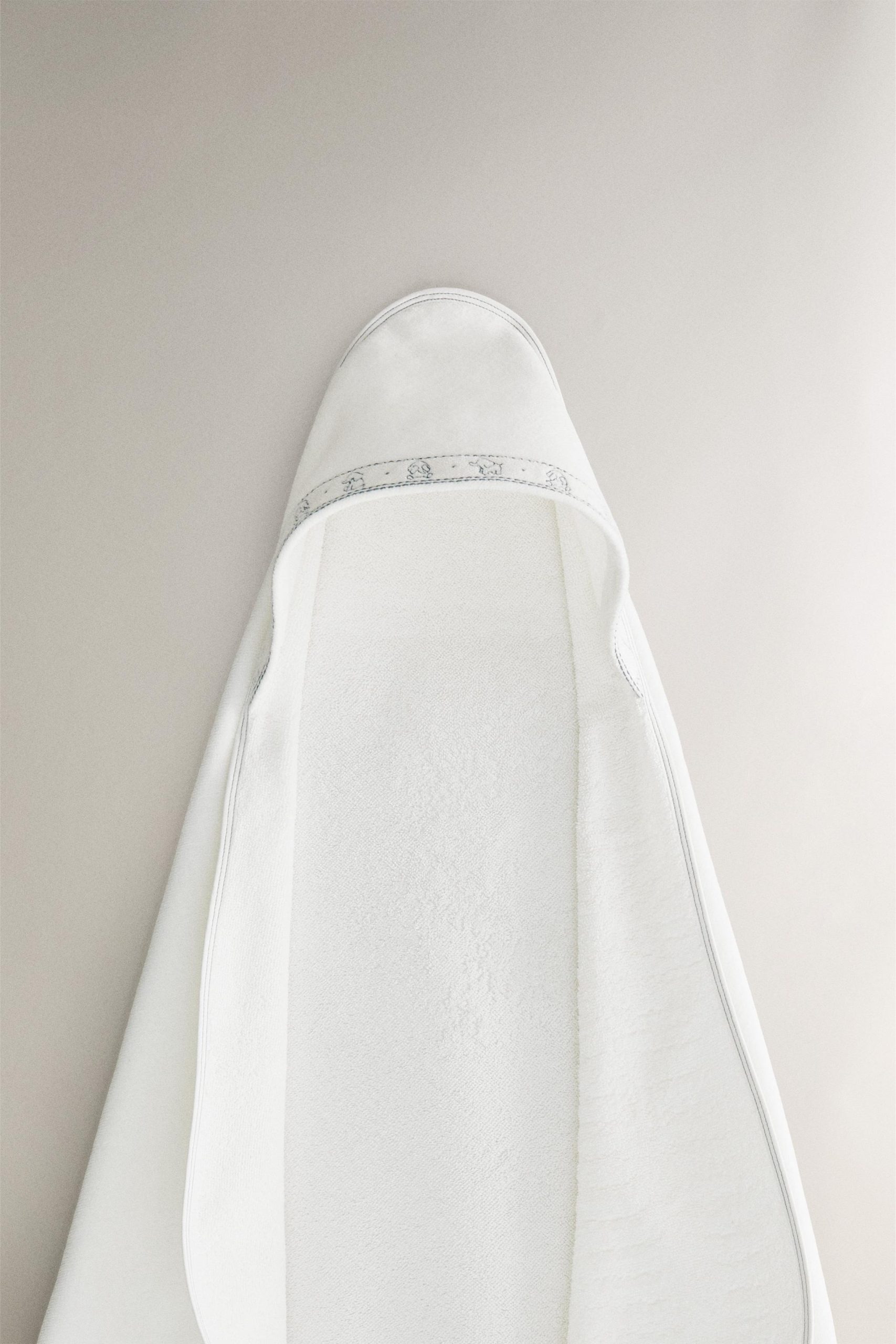 حوله نوزاد کلاهدار پنبهای با طرح خط از برند زارا