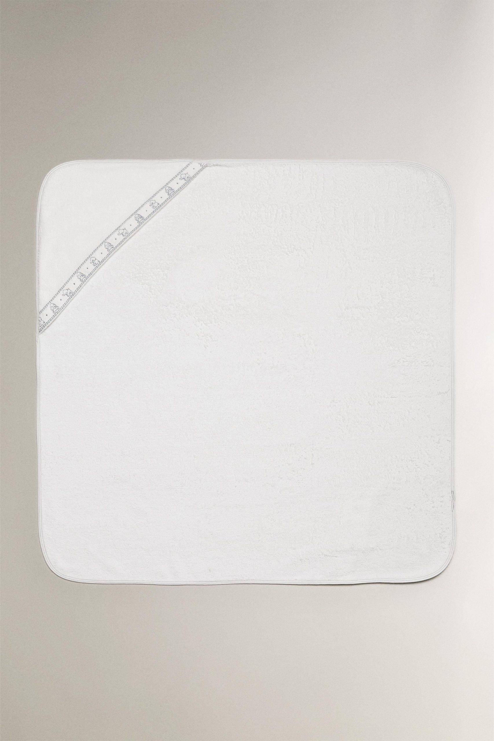 حوله نوزاد کلاهدار پنبهای با طرح خط از برند زارا