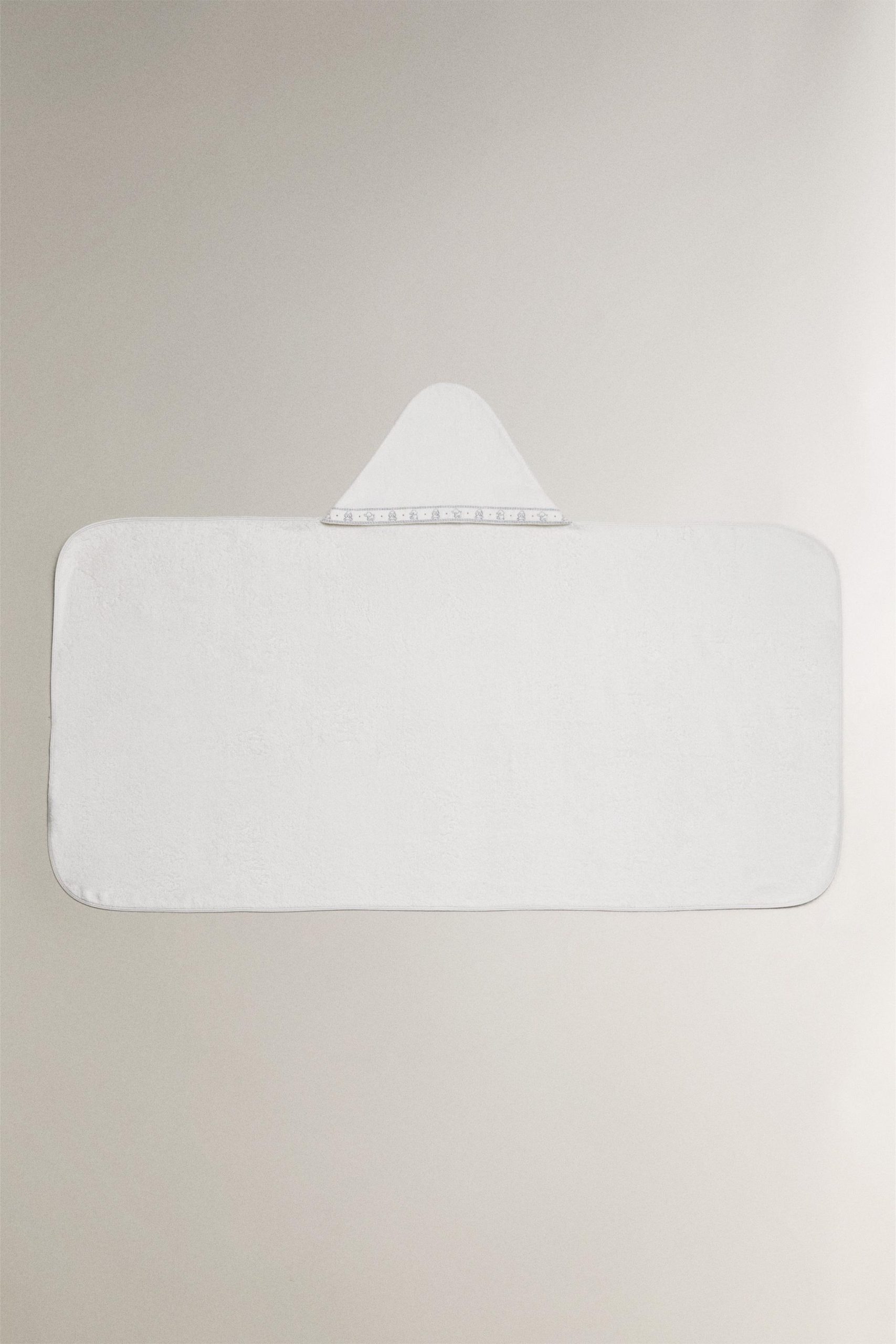 حوله نوزاد کلاهدار پنبهای با طرح خط از برند زارا