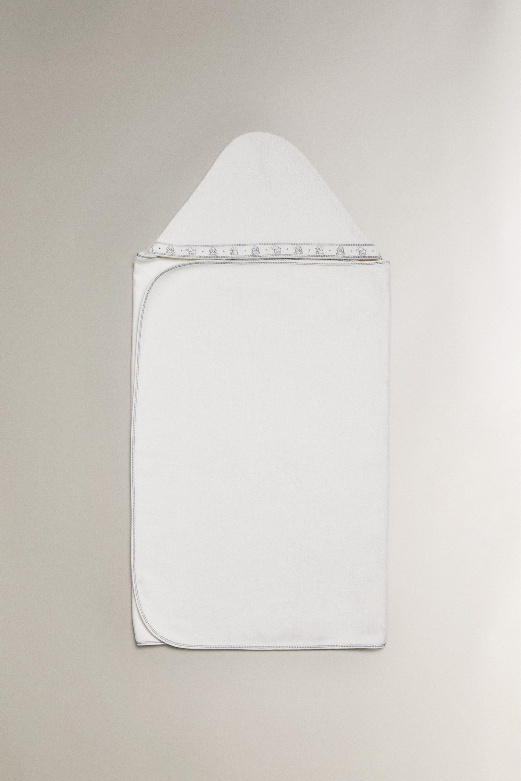 حوله نوزاد کلاهدار پنبهای با طرح خط از برند زارا