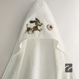 حوله نوزاد کلاه‌دار پنبه‌ای با طرح اس از برند زارا