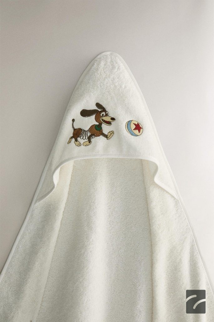 حوله نوزاد کلاهدار پنبهای با طرح اس از برند زارا