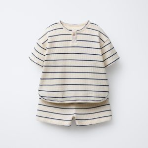 تی‌شرت یقه بیسیکلت و شلوارک برمودا را از برند زارا (بچه گانه)