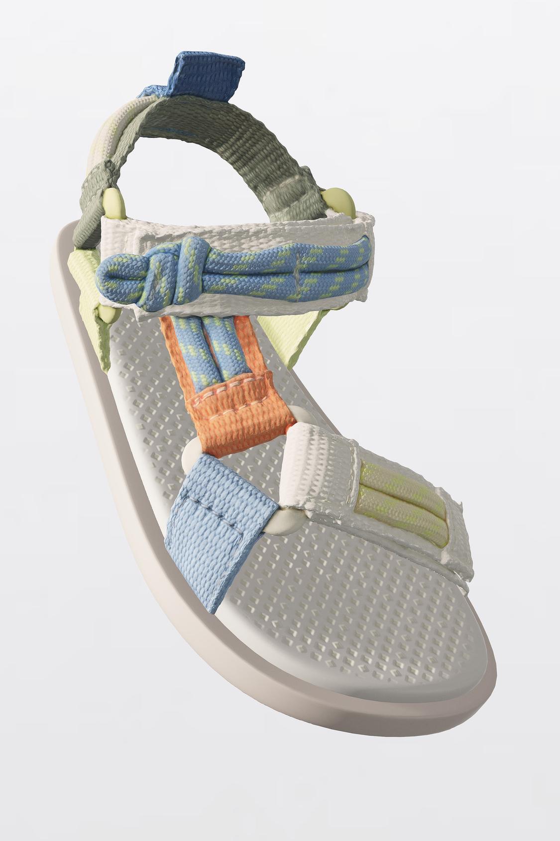 سندل فنی با جزئیات رنگی متضاد از برند زارا