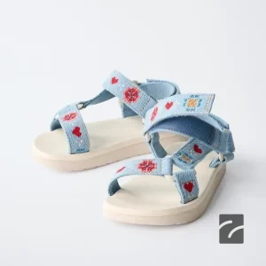 سندل گلدوزی شده با بند چسبی از برند زارا